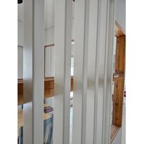 Tilanjakaja säleikkö, sormijatkettu koivu 40x70, korkeus 2800, maalattu musta, mittatilaus (leveys 600–3000 mm)