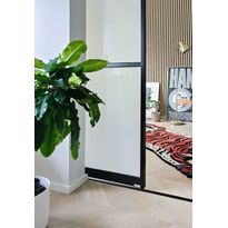 Tilanjakaja/liukuovi Mirror Line opaalilasi, musta, mittatilaus