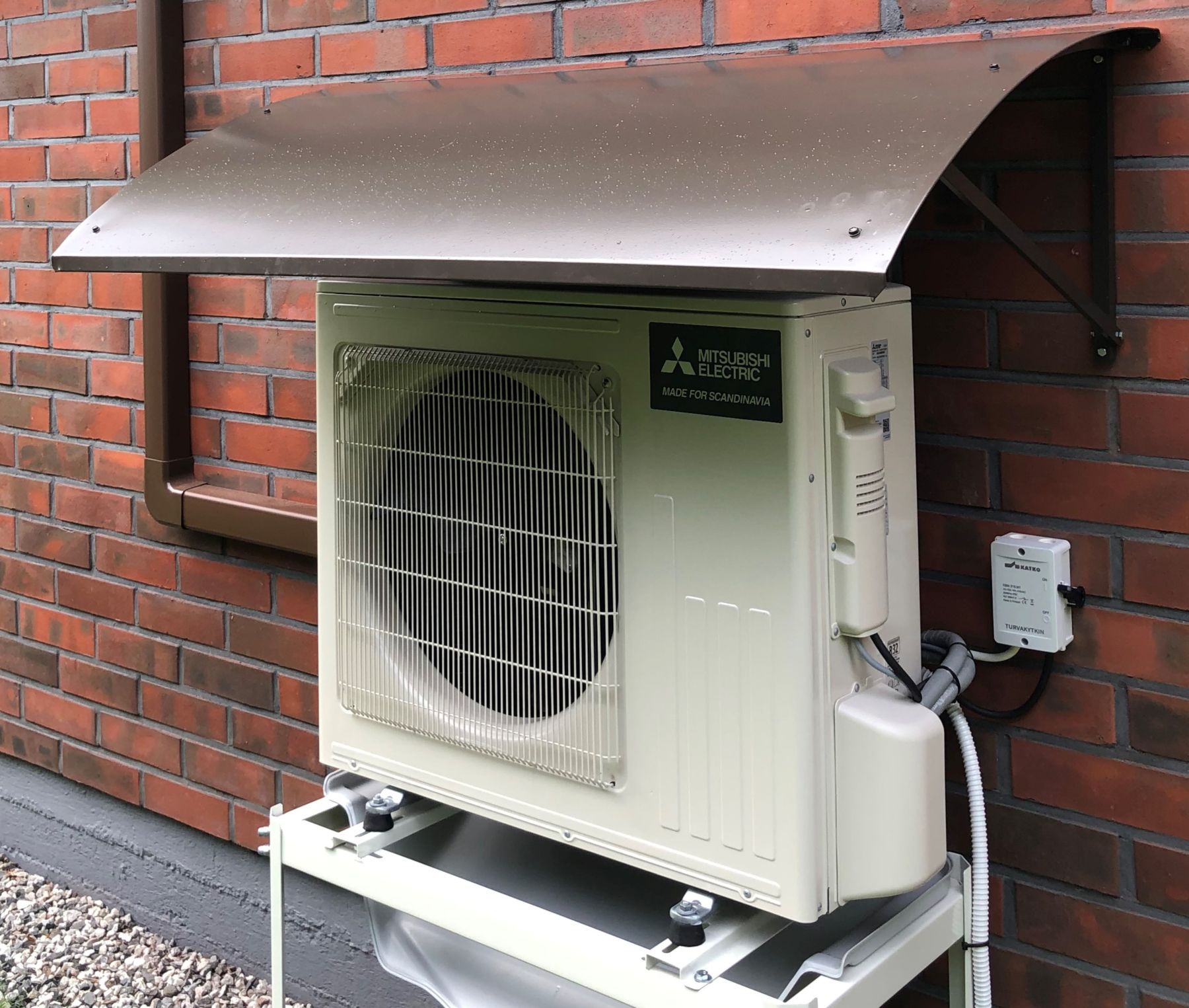 Katos lämpöpumpulle Kosken Metalli, 52x98cm, tummanruskea