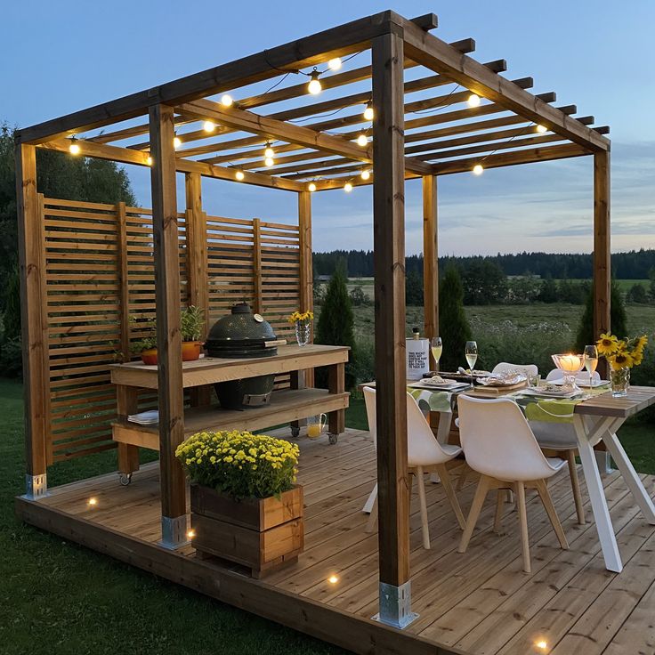 Valmisterassi ja pergola PatioN°rd Havu/Laaka, 3x3m, kestopuu, sis. valaistus, näkösuoja, 2 kukkalaatikkoa
