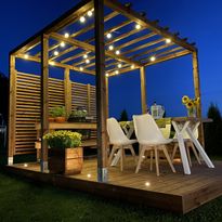 Valmisterassi ja pergola PatioN°rd Aava/Laaka, kestopuu, sis. valaistus, näkösuoja, 2 kukkalaatikkoa, eri kokoja