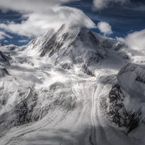Mittatilaustapetti Rebel Walls Cloudy Mountains (R19092)