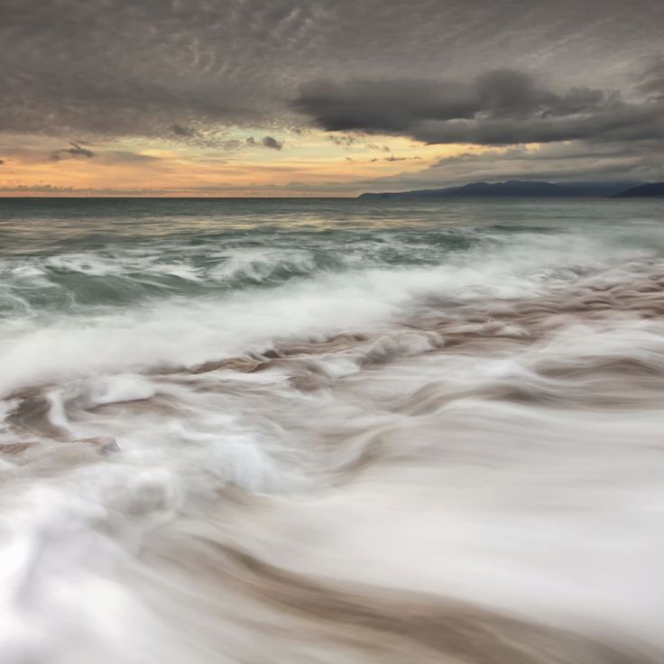 Mittatilaustapetti Rebel Walls Dramatic Waves (R19156)