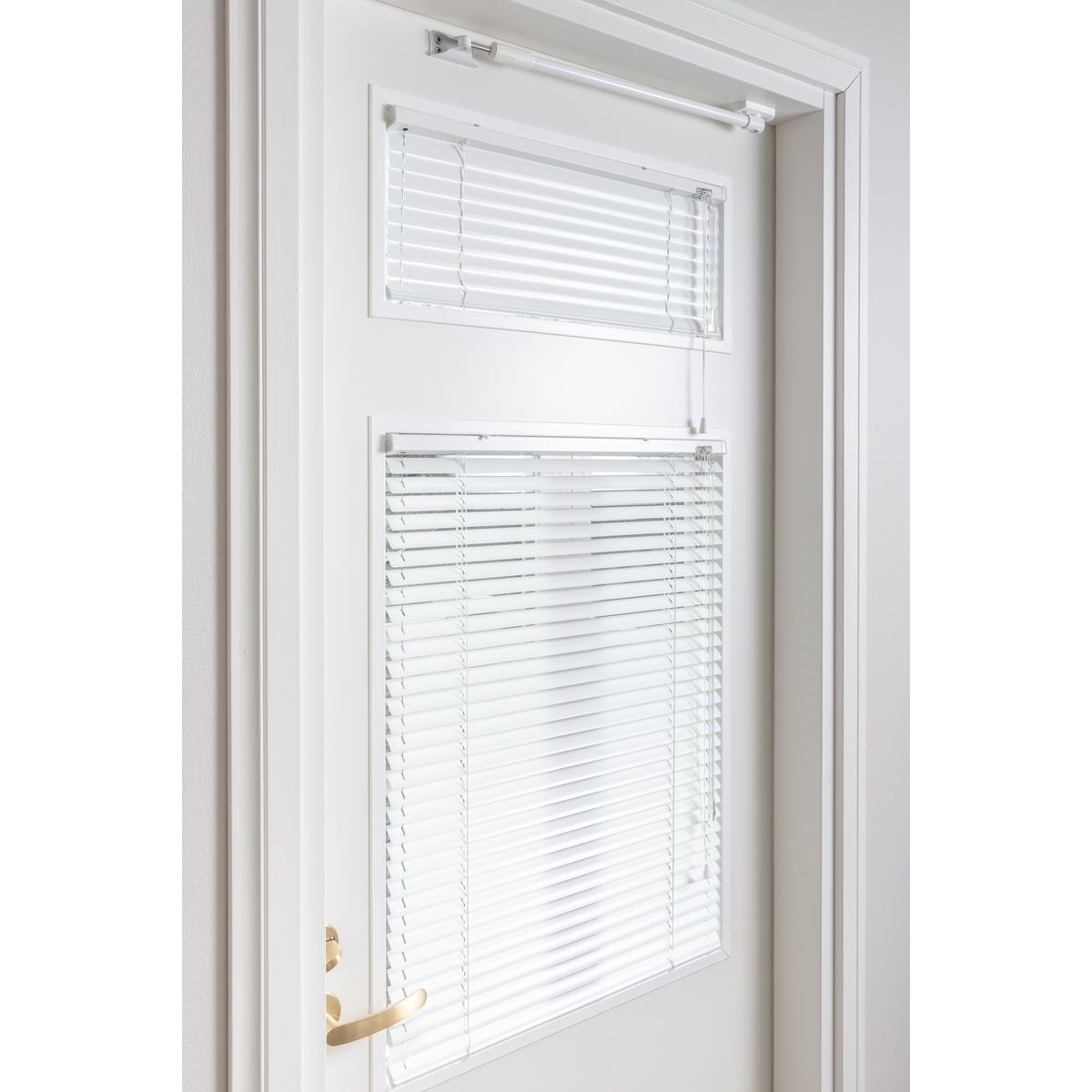 Sälekaihdin SOLAR oveen, säätötangolla, luonnonvalkoinen