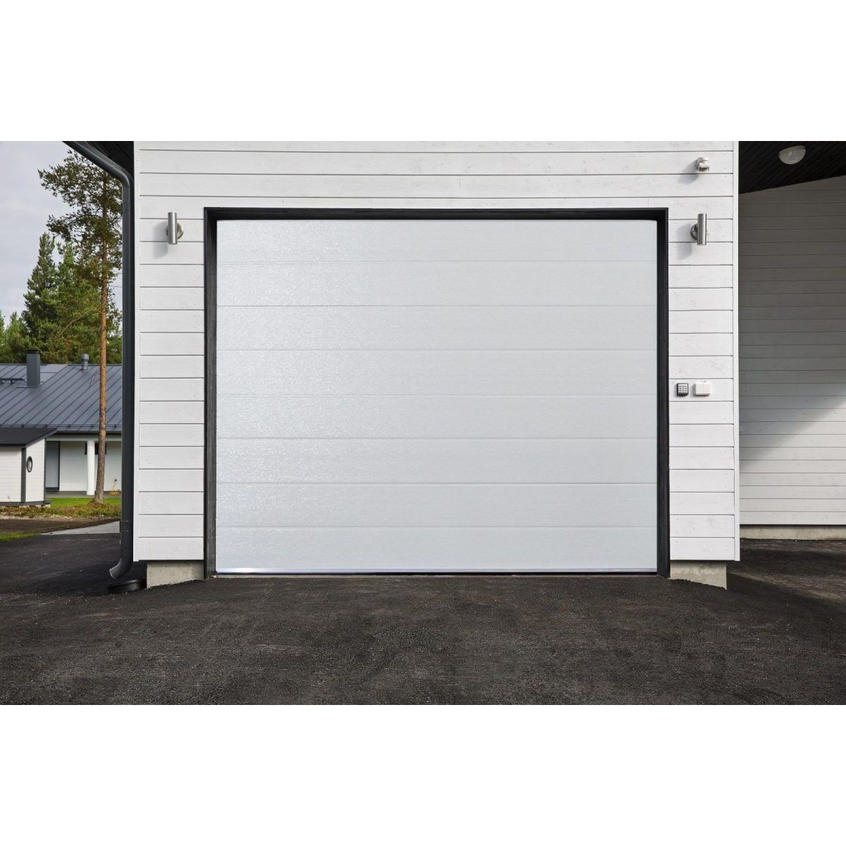Autotallin mittatilaus nosto-ovi Turner T220