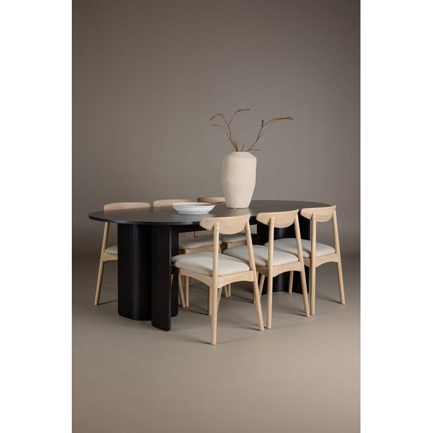 Ruokailuryhmä Venture Home, 220x100x75 cm musta Tyresö-pöytä ja vaalea puu Ven-tuolit.