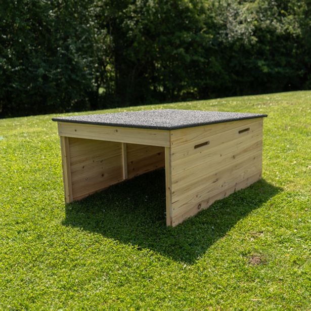 Robottiruohonleikkurin talli AM Robots The Cube Medium, puu