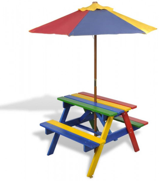 Lasten piknikpöytä penkeillä ja aurinkovarjolla, monivärinen puu