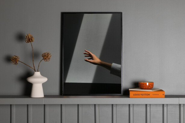 Juliste Venture Home Reaching hand, harmaa
