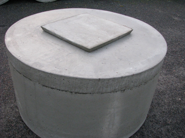 Kaivonkannen betoniluukku