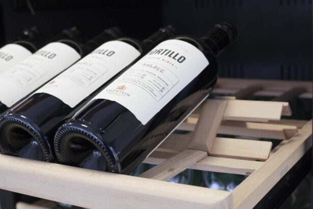 Viinikaapin hylly mQuvée WineExpert 66-viinikaappiin, kallistettava