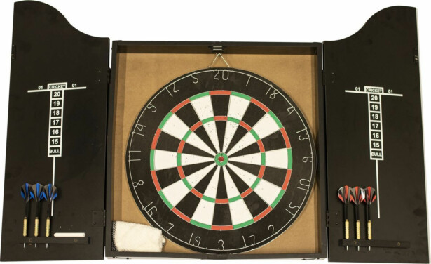 Perinteinen dartskaappi, tikkataulu ja tikat Nordic Games, musta