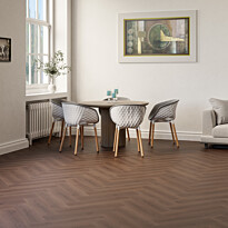 Vinyylilankku Check Floors Check One Herringbone 2076H Boxbach Oak, kalanruoto, tummanruskea, integroitu askeläänieriste