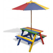 Lasten piknikpöytä penkeillä ja aurinkovarjolla, monivärinen puu