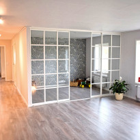 Tilanjakaja/liukuovi Mirror Line Ruudukko valkoinen neljällä ovella, korkea malli, mittatilaus
