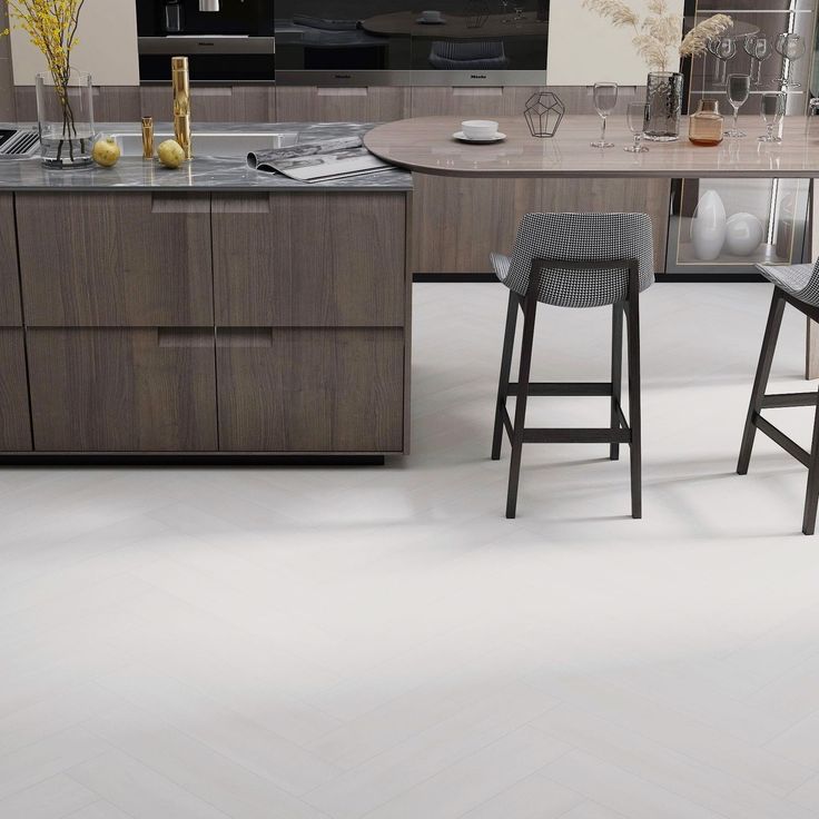 Kivikomposiittikalanruotovinyylilankku DomusFlooring Kuura valkeatammi, integroitu askeläänieriste
