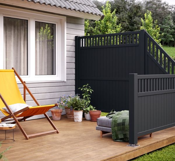 Aitaelementti Palmako Elke 2 harmaa pystylauta-aita pihalla