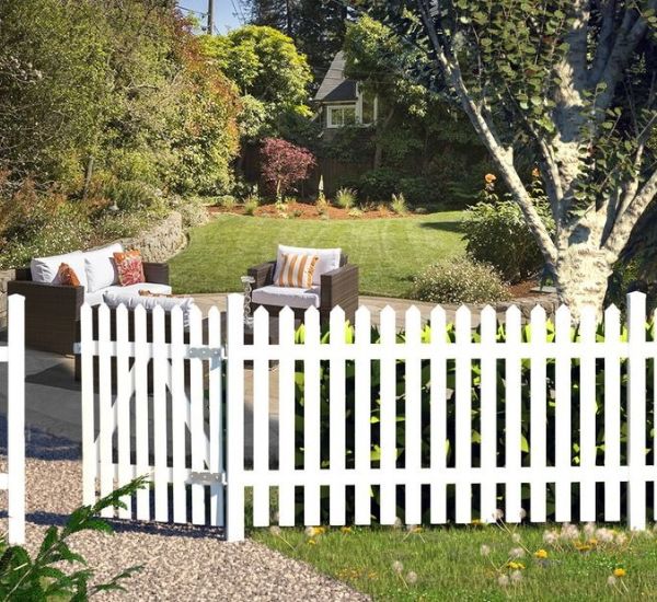 Aitaelementti Palmako Lovisa 10 100x180 cm valkoinen pystylauta-aita pihassa