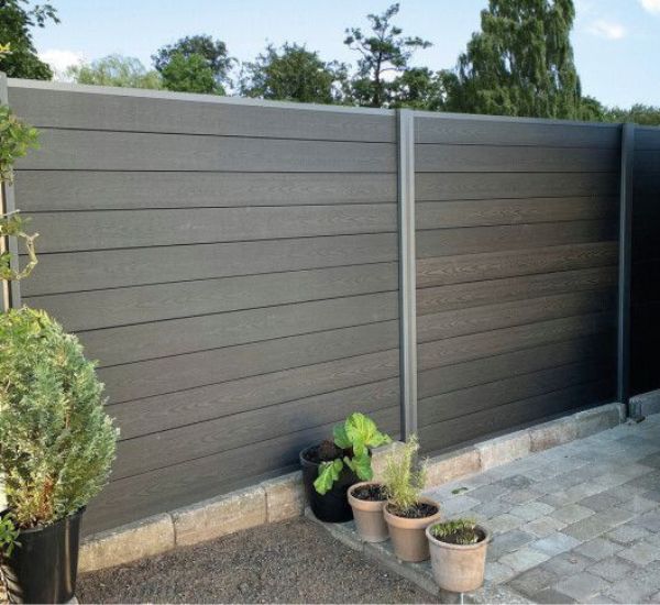 Komposiitti ponttilauta-aitapaketti Hortus Premium Lucca pintakuvio modernilla pihalla