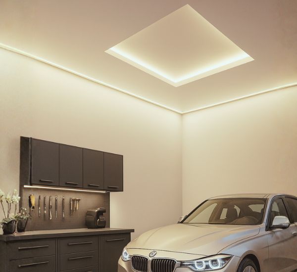 Epäsuoraa valoa hyödyntävä moderni LED-kattoratkaisu autotallissa