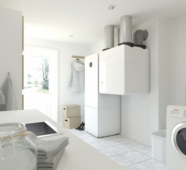 Bosch Compress 7800i LWM maalämpöpumppu kodinhoitohuoneessa