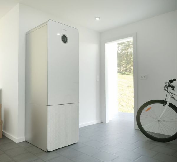 Bosch Compress 7800i LW maalämpöpumppu kellaritilassa