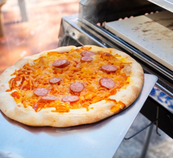 Pizza grillissä pizzakivellä