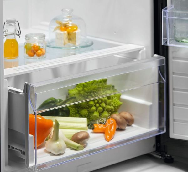 Musta Electrolux DynamicAir -jääkaappi
