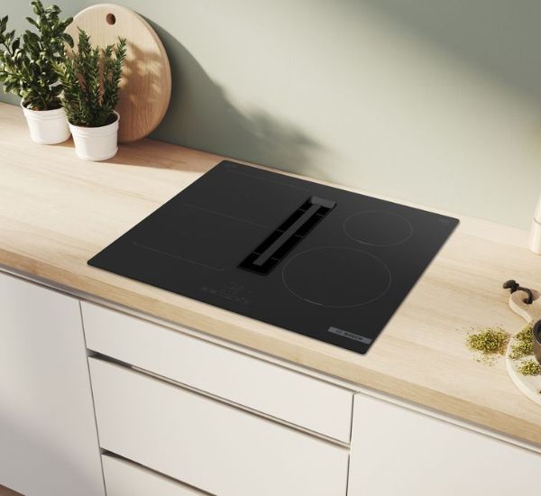 Musta Bosch Serie 4 PVS611B16E -induktiotaso integroidulla liesituulettimella