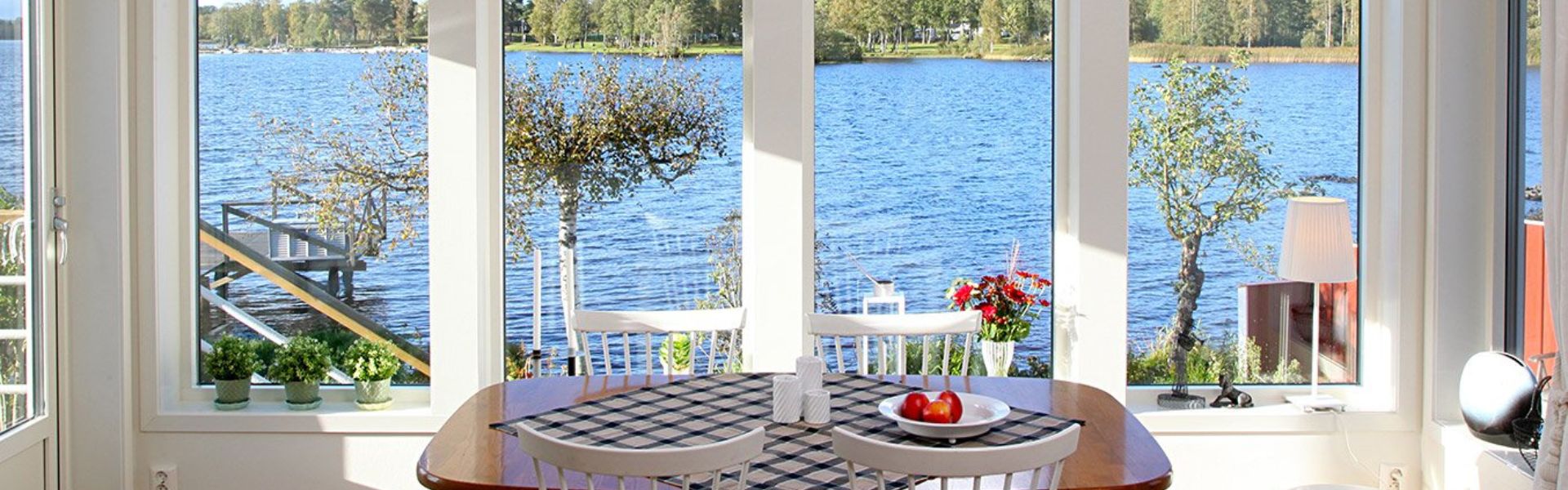 Ikkunoiden pesuopas – vinkit ja välineet kirkkaisiin laseihin