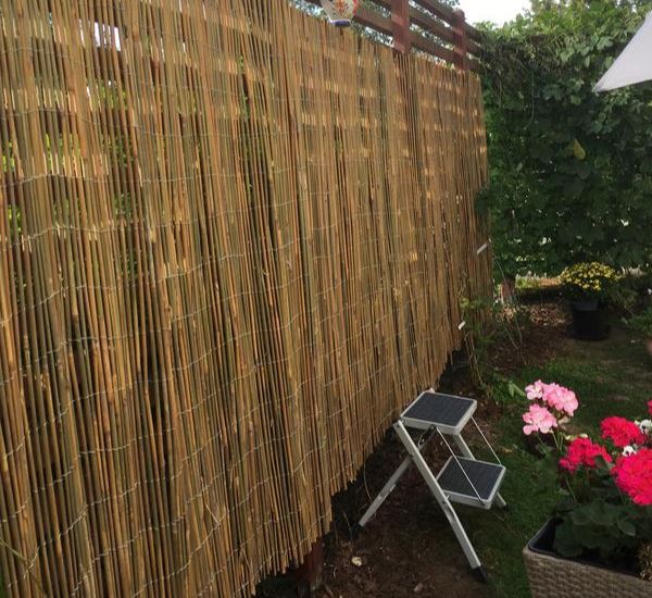 Home4you In Garden -bambuaita ulkosuihkun näkösuojana