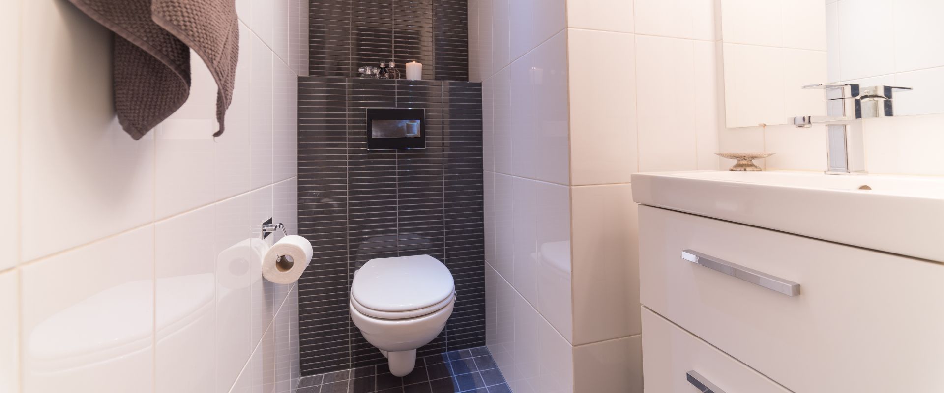 Uudistettu WC, jossa on WC-istuin ja allaskaappi