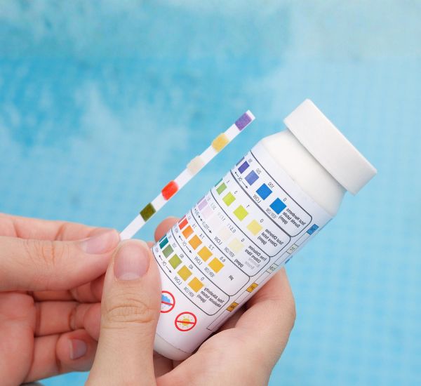 Veden pH-arvon mittaus testinauhalla paljusta