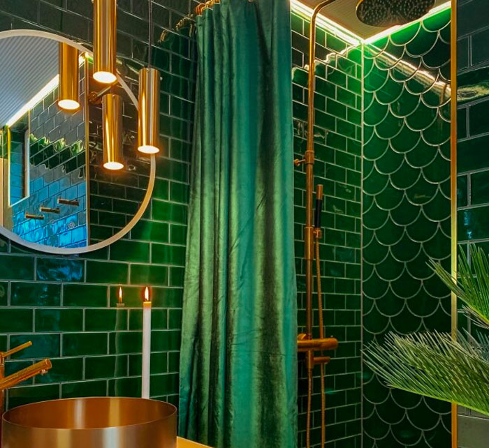Pukkilan vihreät laatat kylpyhuoneessa