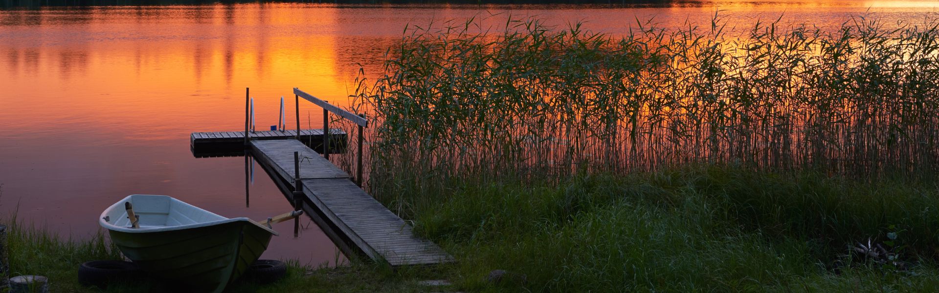 Laituri osana mökkipihaa
