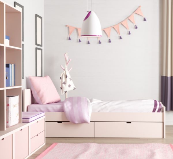 Sänky säilytystilalla pienessä lastenhuoneessa