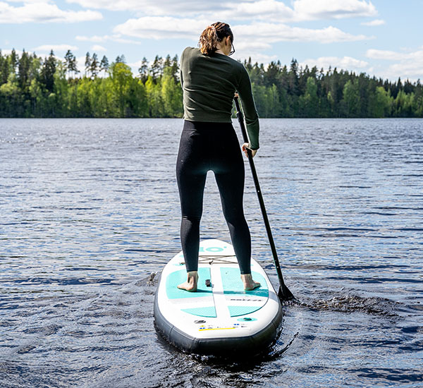 Nainen SUP-laudalla