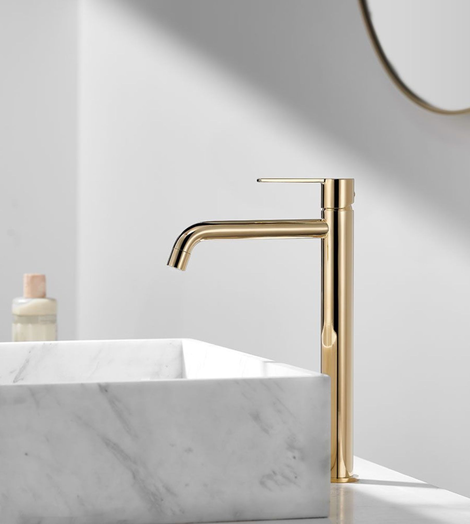 Pesuallashana Bathlife Tillra, korkea malli, messinki – moderni ja näyttävä hana kylpyhuoneeseen