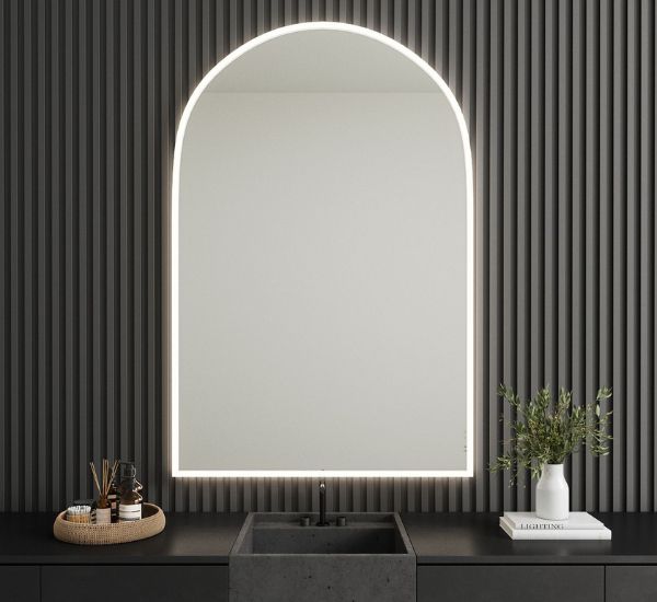 Valopeili Suomen Lasitehdas Full Lux Kaari – kaarevareunainen, valolla kehystetty peili