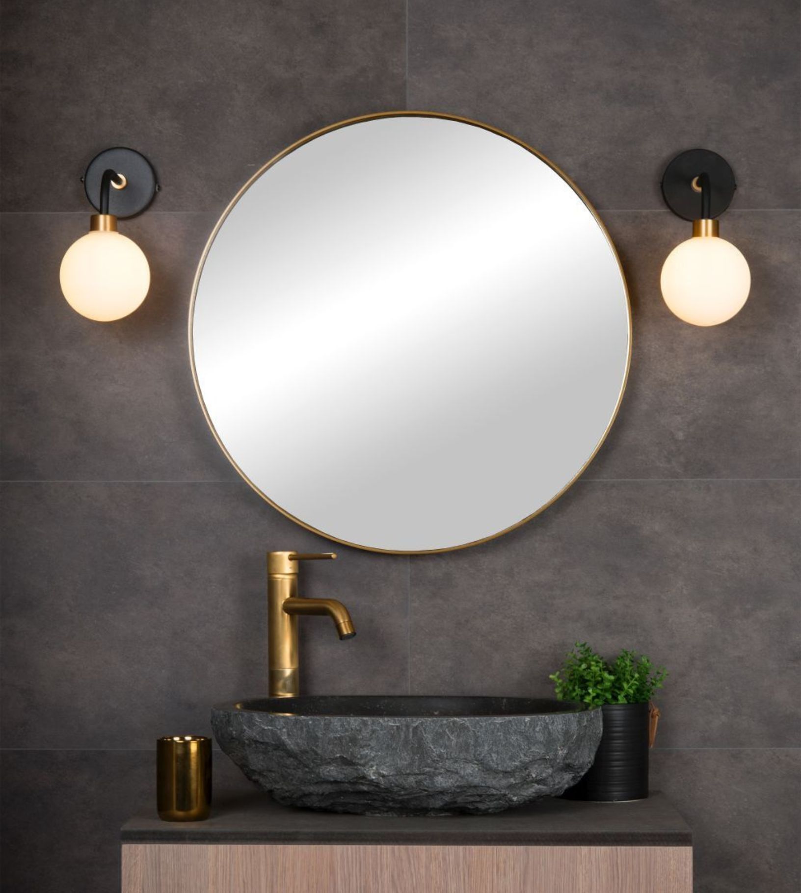 Kylpyhuoneen seinävalaisin Lucide Berend, musta/opaali, ylös-alas valo