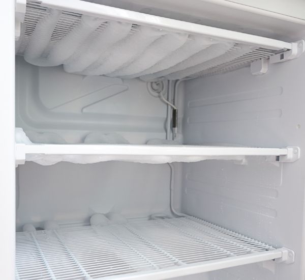 Pakastimeen kertynyt jää ja huurre