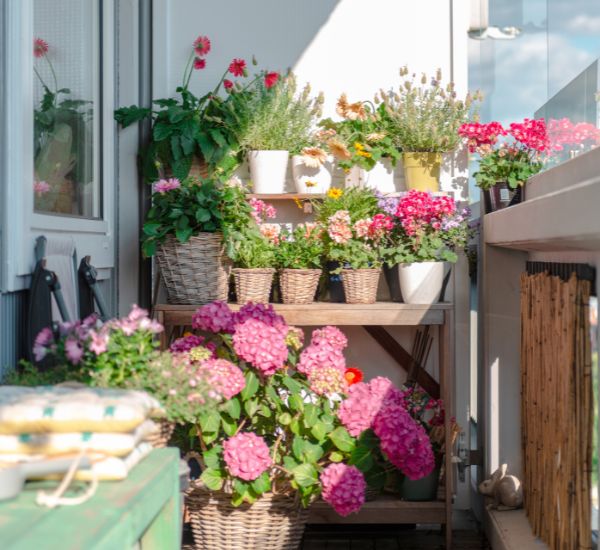 Seinähyllyt ja kukkatelineet