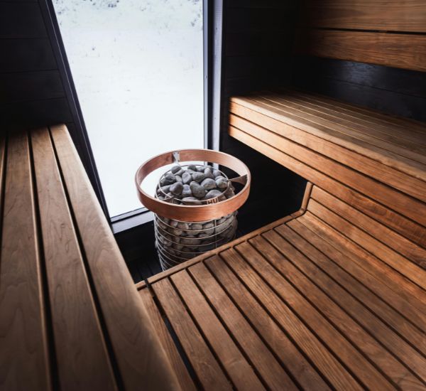 Pihasaunan sisustuksen materiaalit – puu, tekstiilit ja metalliyksityiskohdat