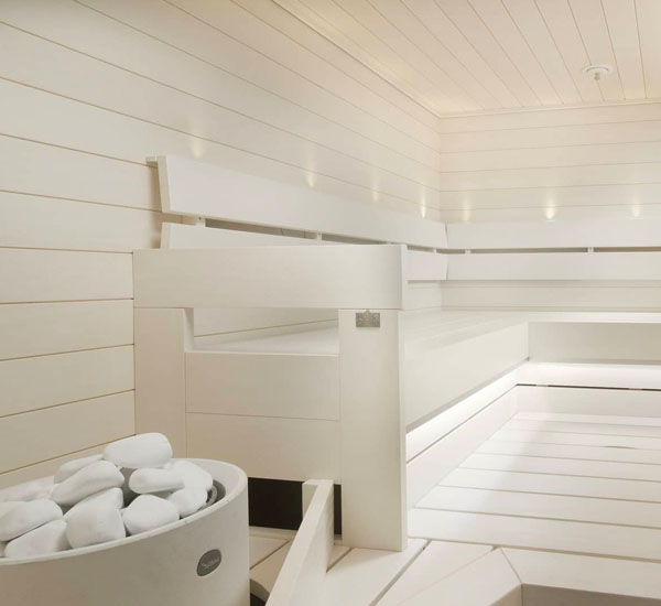 Kaunis, valkoinen sauna haavasta