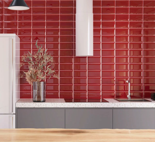 Punainen GoldenTile Metrotiles -laatta keittiön seinässä