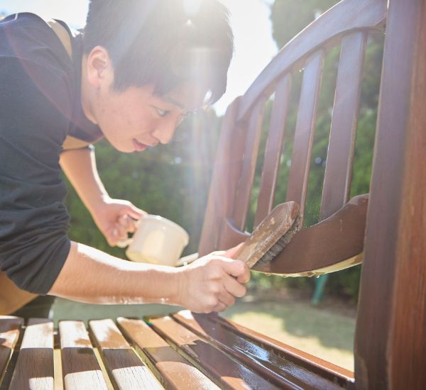 Terassikalusteiden pesu ennen öljyämistä tai maalausta