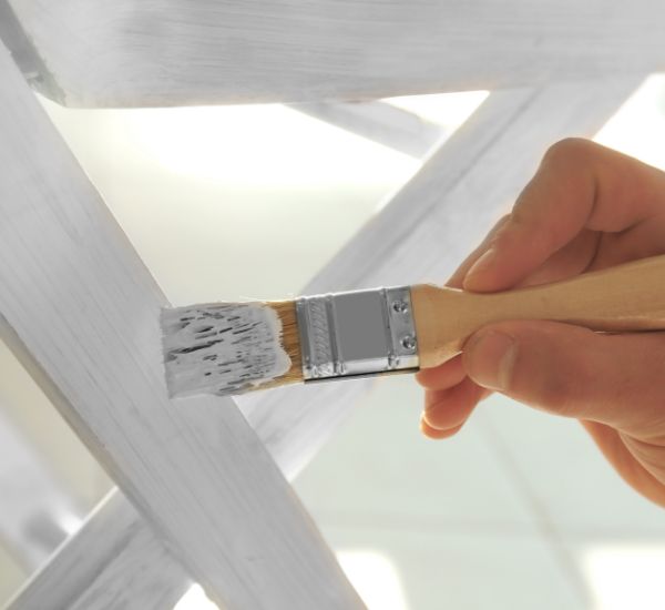 Ulkokalusteiden maalaus pensselillä