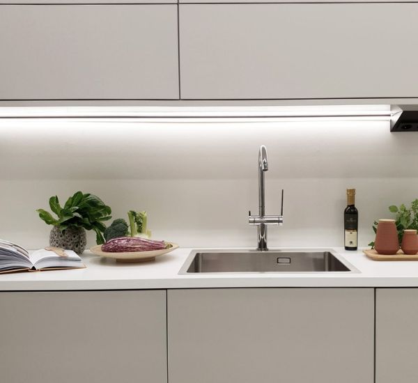 Limente LED-Luxor 40 Lux -valoprofiili keittiön välitilan valaistukseen