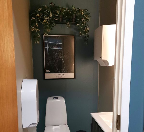 Uudistettu toimiston WC edestä kuvattuna