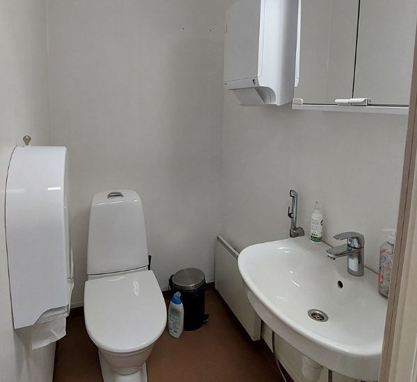 Toimiston WC ennen sisustuksen uudistamista
